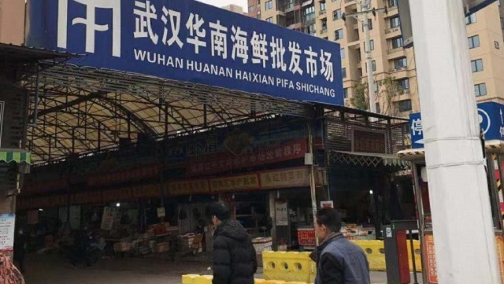 新冠病毒起源一直被外界關注，近期實驗室洩漏的說法再度成為焦點，法媒質疑，這段時間國際學術期刊刻意忽略中國影響性刊登有利於中國的論點，似乎成為北京有用的白痴。圖為最先爆發疫情的武漢華南海鮮市場。(網路圖片)