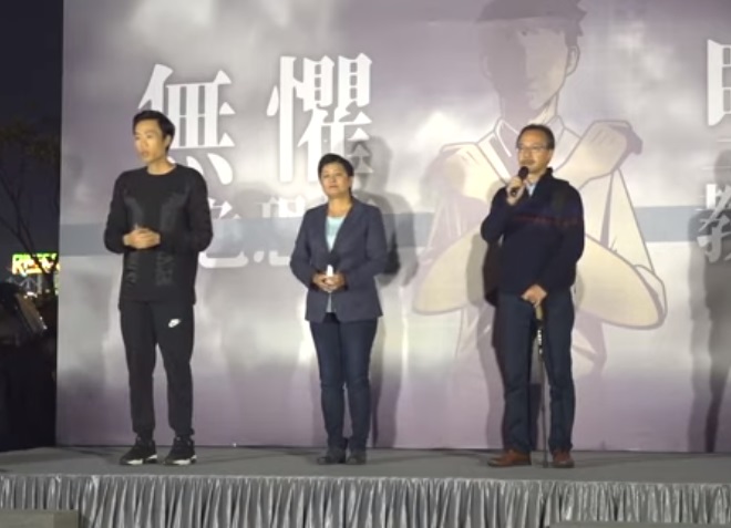香港教育專業人員協會3日晚上在愛丁堡廣場集會，坐滿廣場的集會人士高喊「無懼白色恐怖，堅守教師專業，還我言論自由」等口號。(圖擷自YouTube)