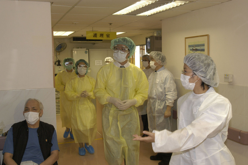 香港當局4日公布啟動預防傳染病的嚴重應變級別，以應付正在中國大陸武漢爆發的不明肺炎；圖為2003年SARS在港爆發時，醫療當局測試預防措施。（港府提供）