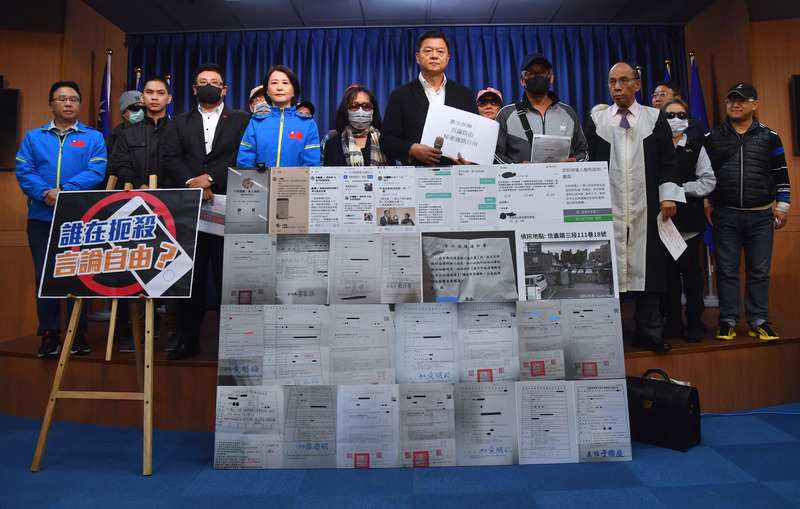 國民黨4日舉行「誰在扼殺言論自由？」記者會，邀請多位在網路上發表或轉貼文章遭到相關單位傳訊的民眾現身說法，國民黨總統候選人韓國瑜競總副總幹事周錫瑋（前右3）表示，從不知道政府可以這樣限制人民的言論自由，這已違憲。(圖:中央社)