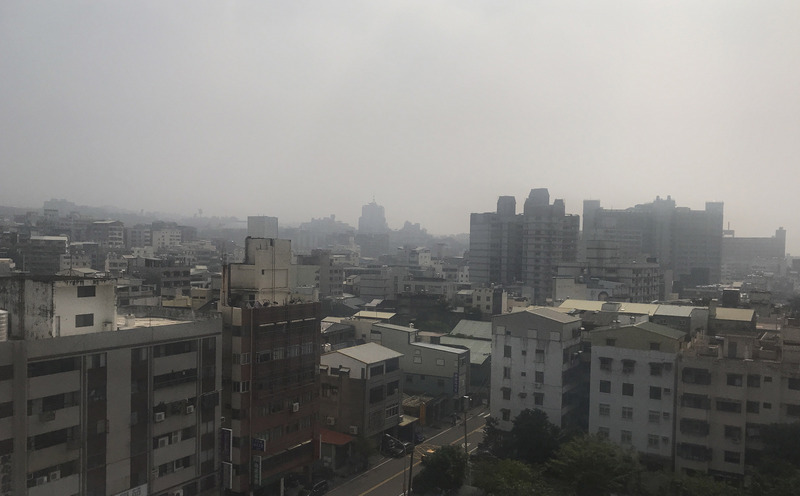 受到環境風場逐漸轉為東南風至偏南風影響，11至12日西半部地區擴散條件較差，部分區域空氣品質可能出現紅色警示等級。(圖：中央社)