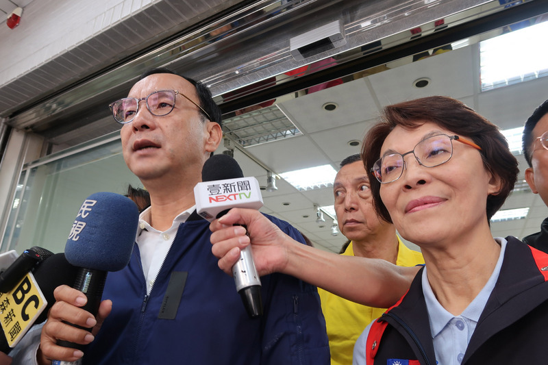 黑鷹直升機失事後，國民黨4日起恢復競選活動，比民進黨早一天。國民黨總統候選人韓國瑜全國競總主委朱立倫（左）表示，各政黨思考不同，黨內已辦追思會，也到靈堂表哀思及慰問家屬。右為國民黨高雄市立委候選人黃昭順。(圖:中央社)