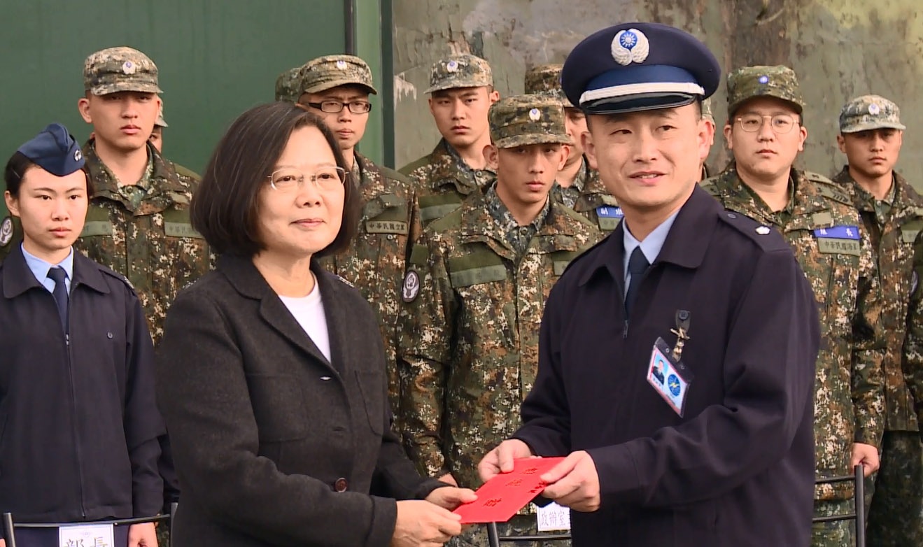 蔡英文總統4日下午前往空軍第一雷達分隊慰勞，總統表示，她是代替殉職的參謀總長沈一鳴前來，她並勉勵大家「守護國家」就是懷念沈一鳴的最好方式。(總統府提供)