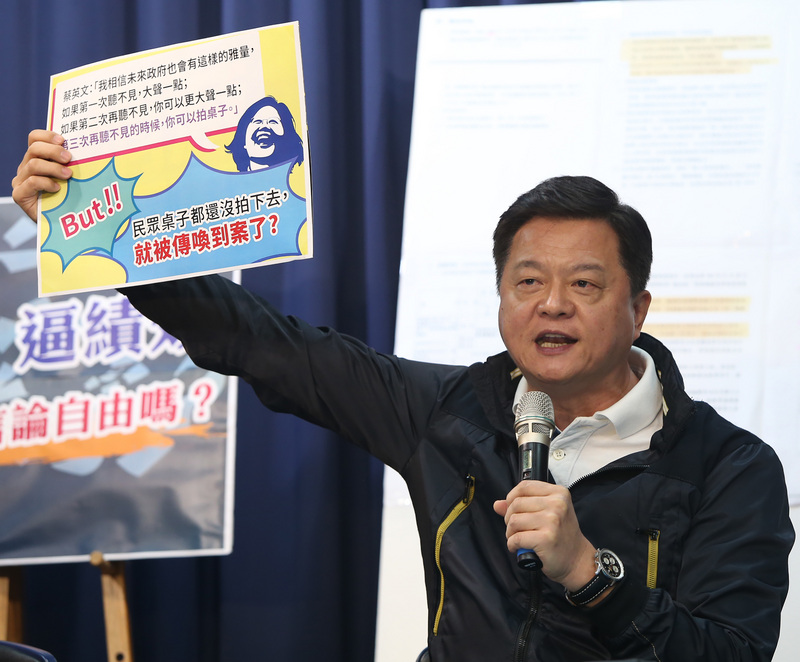 國民黨總統候選人韓國瑜競選總部副總幹事周錫瑋（圖）等人5日召開記者會表示，根據某警察分局的公文內容，查假消息跟查賄選的獎懲是一樣的，希望檢警調3天內公布所有查假訊息的案件數量與內容，讓人民判斷究竟是查假訊息還是在打壓人民的言論自由。(圖：中央社)