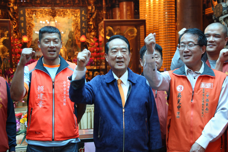 親民黨總統候選人宋楚瑜（中）5日到台中，與黨籍台中市第5選區立委候選人賴建豪（左）、第6選區立委候選人吳光中（前右）一同赴松竹寺參香，並籲請選民全力支持。(資料照片/中央社)