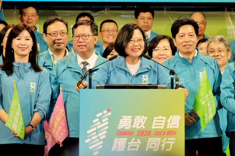 民進黨5日晚間在桃園市舉辦「勇敢自信 護台同行」造勢晚會，力拚連任的總統蔡英文（前中）出席致詞，呼籲大家11日一定要去投票，更要一人拉一票，用選票告訴全世界，台灣會繼續往前走，捍衛主權、守護民主、堅持自由。