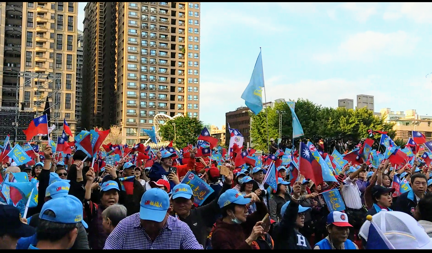 韓國瑜5日下午出席板橋造勢大會，現場湧入2萬名支持者。(劉品希 攝)