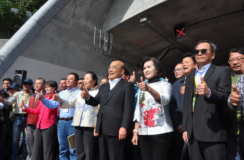 行政院長蘇貞昌（前右3）6日前往蘇花改谷風隧道南口主持蘇花改全線通車典禮，致詞時表示，這次的通車不是結束，而是新階段將持續進行。(圖：中央社)