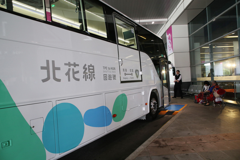 公路總局27日開會，決定加強防疫，規定28日起搭國道客運及公路客運須量體溫，旅客若有發燒，業者可以拒載。(圖：中央社)