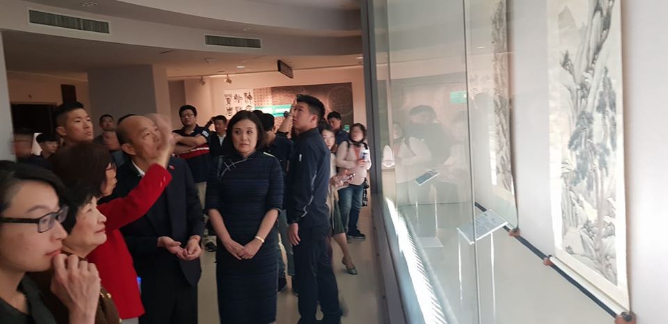 國民黨總統候選人韓國瑜(左4)由故宮前院長周功鑫(左2)陪同前往故宮北部院區參訪，欣賞故宮藏品。(江昭倫 攝)