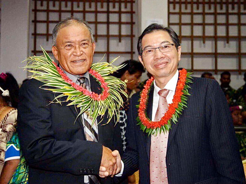 駐馬紹爾群島大使蕭勝中(右)向馬國新任總統柯布亞(David Kabua，左)祝賀，雙方重申邦誼穩固，將強化各領域合作交流 (外交部提供)