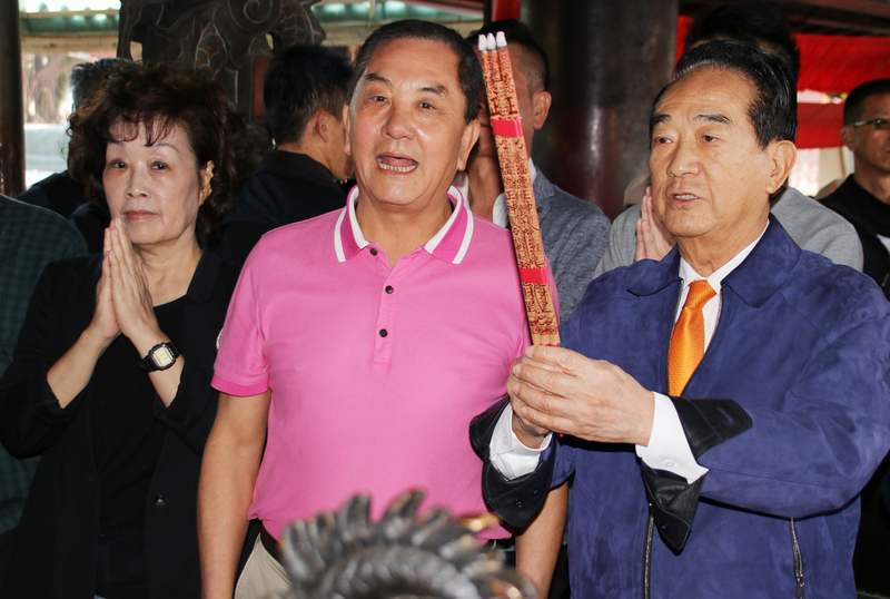 親民黨總統候選人宋楚瑜（前右）7日參拜南投縣竹山鎮紫南宮，接著由紫南宮管委會主委莊秋安（前中）陪同走訪商店街、社區據點與長輩互動。(圖：中央社)