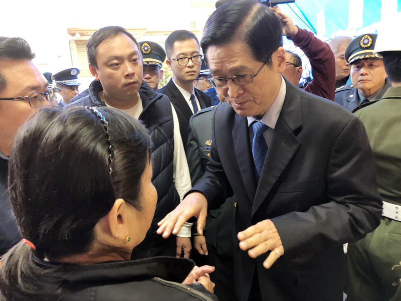在黑鷹直升機失事中罹難的總長侍從官黃聖航生前最後一刻仍守護參謀總長沈一鳴，黃家盼骨灰能陪侍總長。國防部長嚴德發（前右）7日說，經總長家屬同意，將會把2人忠骸同時安葬在五指山國軍示範公墓。(圖:中央社)