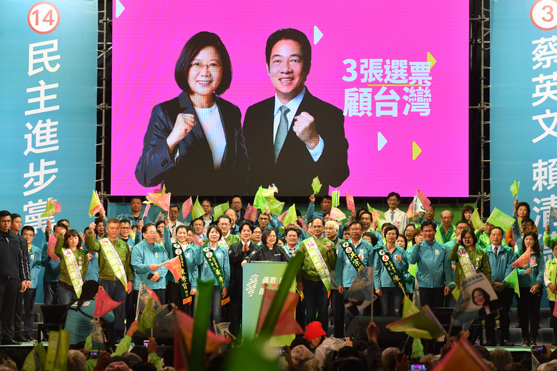2020大選進入倒數階段，總統蔡英文（前中）7日晚間出席彰化縣造勢晚會，為民進黨選情做最後衝刺，現場氣氛相當熱烈。(圖:中央社)