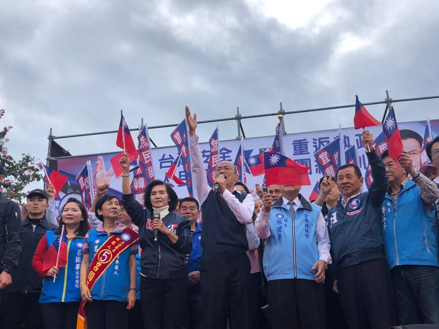 韓國瑜7日出席造勢大會時，籲宜蘭鄉親再次發揮民主聖地精神，讓國民黨重新再起。(韓競辦提供)