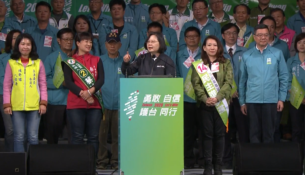 大選進入最後倒數，蔡英文總統7日結束一整天的車隊掃街後，晚間趕赴南投、彰化兩場造勢晚會，並與副手賴清德合體為彰化立委催票。(圖擷自蔡英文總統臉書)