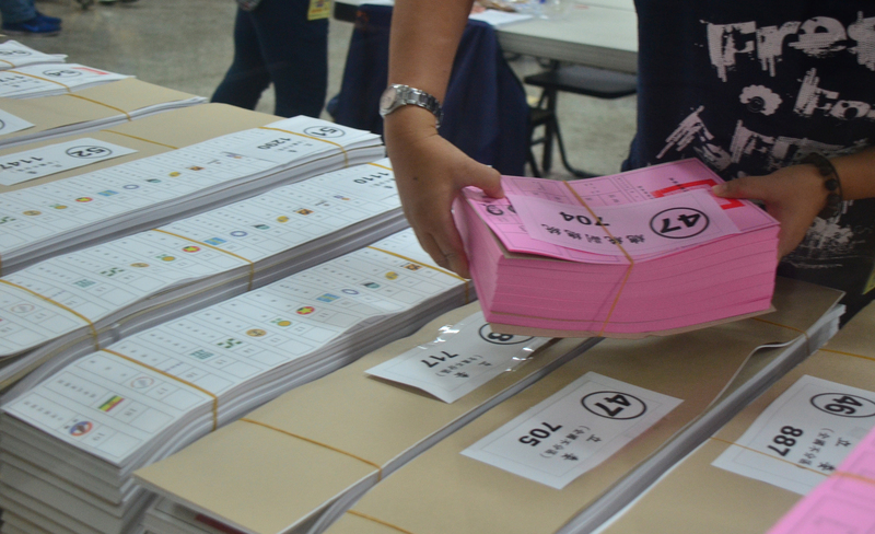 第15任總統副總統及第10屆立法委員選舉將在11日舉行，由於今年政黨票上有19個政黨，選票長度創紀錄達76.5公分。(圖:中央社)