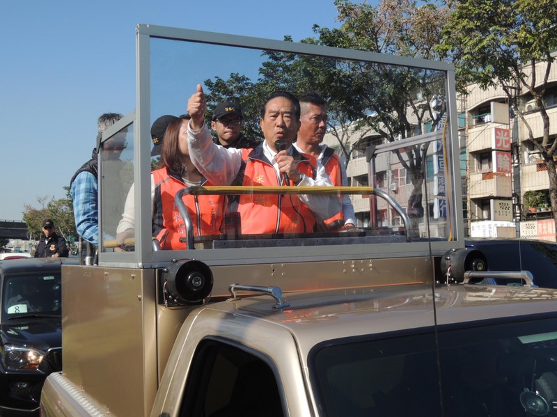 親民黨主席宋楚瑜8日到台中市拜票，車隊從烏日區出發，繞行台中市北區、清水區等地，他親自手持麥克風向民眾懇託，請大家支持親民黨。(圖：中央社)