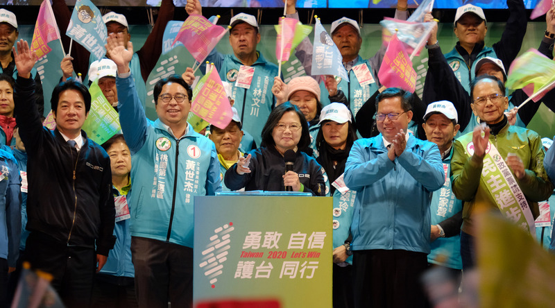 尋求連任的總統蔡英文（前中）8日晚間到桃園出席造勢活動表示，這幾天掃街看到民眾的熱情，讓她相當感動，呼籲選民11日投票再挺她一次，讓她繼續帶領中華民國台灣、繼續為台灣的尊嚴再拚4年。(圖:中央社)
