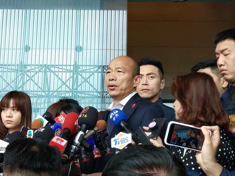 國民黨總統候選人韓國瑜9日表示，他雖然也收到很多蔡英文總統的黑資料，幕僚也勸他反擊，但他不想「把自己搞low」。(資料照/王韋婷 攝)