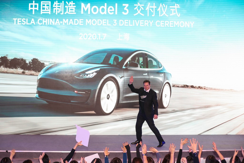 美國電動車大廠特斯拉(Tesla)一月在上海新工廠舉行啟動Model Y電動休旅車計畫的儀式，執行長馬斯克(Elon Musk)在台上大秀舞技。 (資料圖片：AFP)