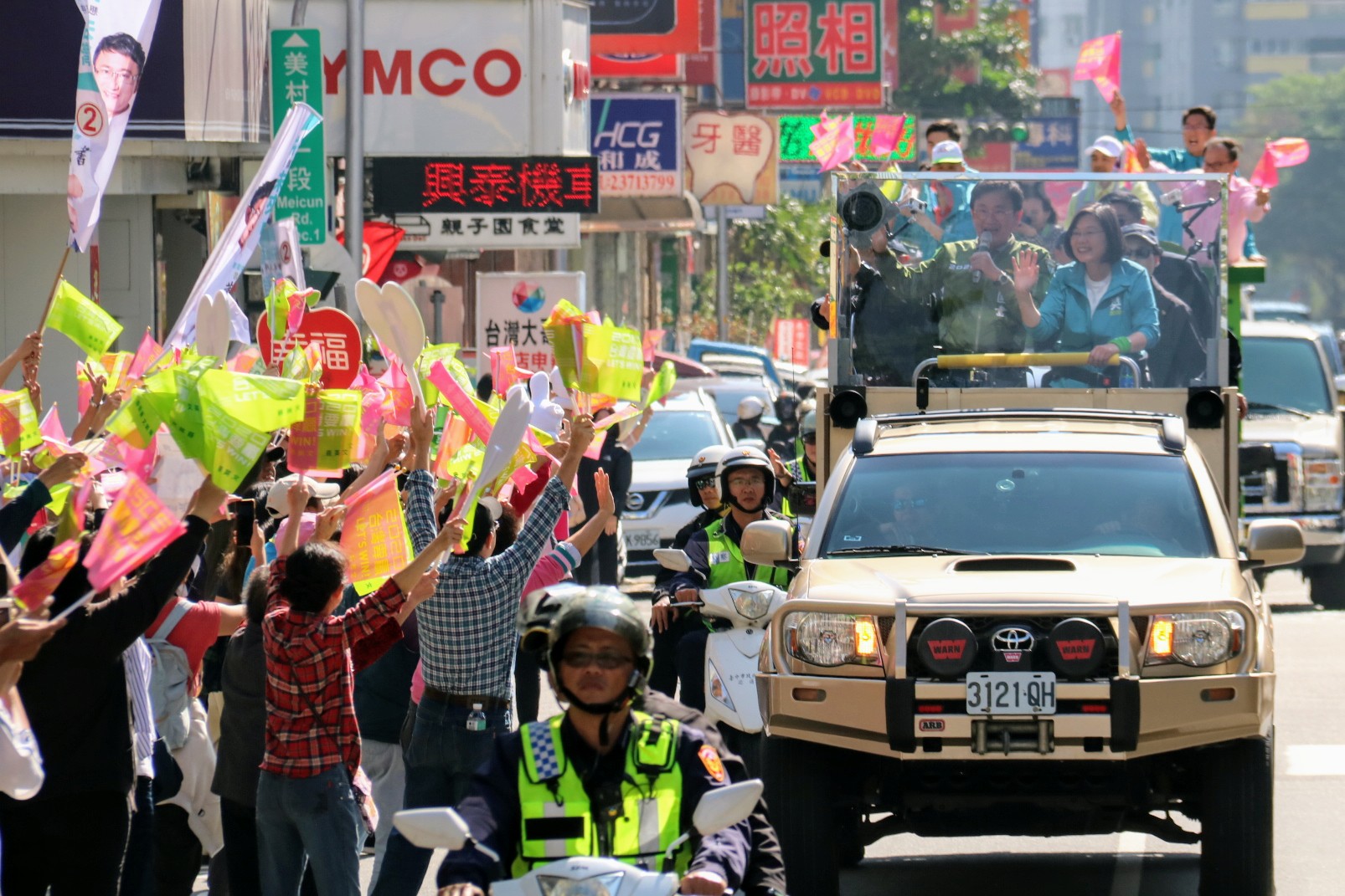 選戰倒數，蔡英文總統全台大掃街，許多台中鄉親沿路歡迎蔡英文總統，場面熱烈。(歐陽夢萍 攝)
