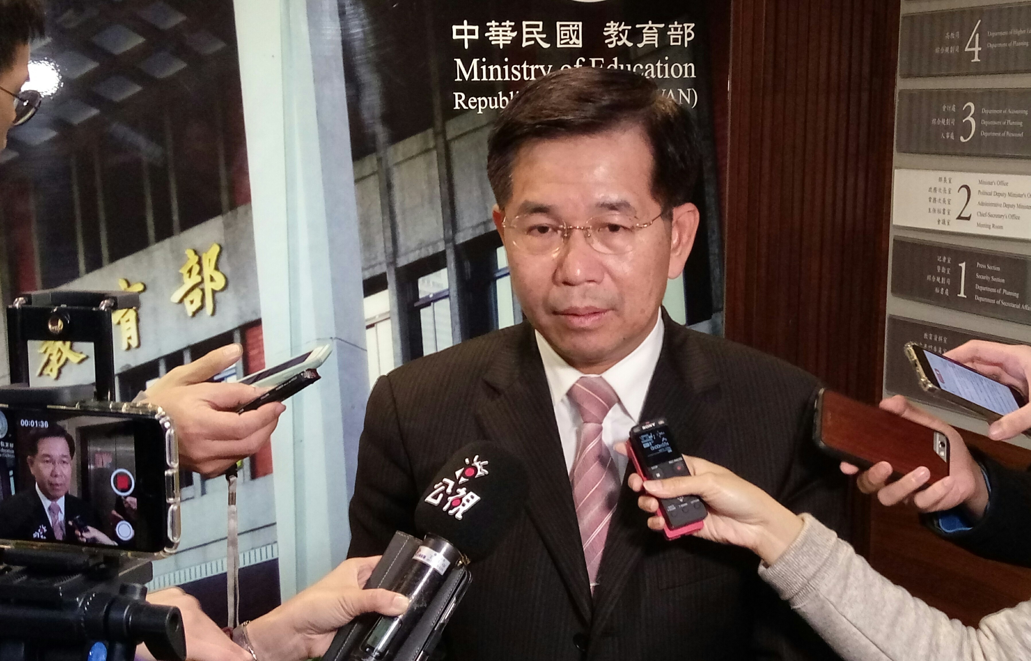 教育部長潘文忠表示，各大學都會確保師生的投票權益。(陳國維 攝)