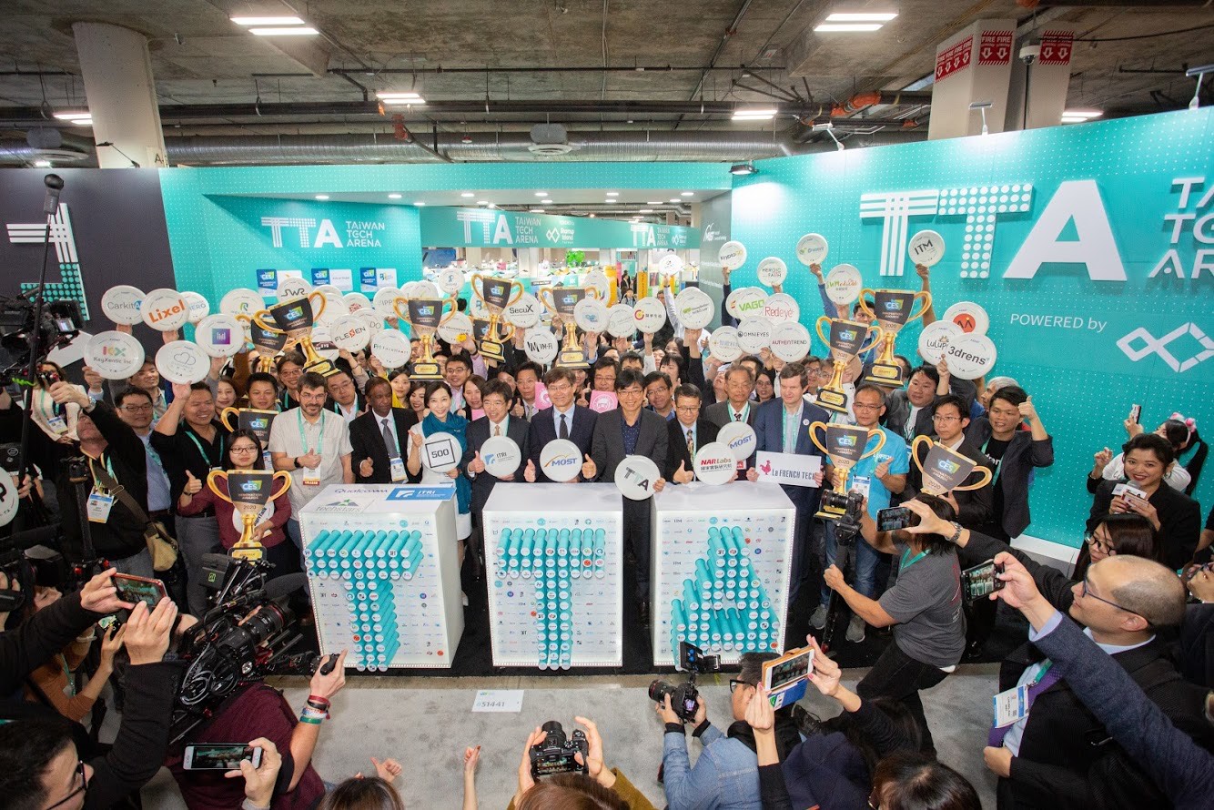 科技部TTA率領82家科技新創於美國CES展TTA館開幕合影。（科技部提供）