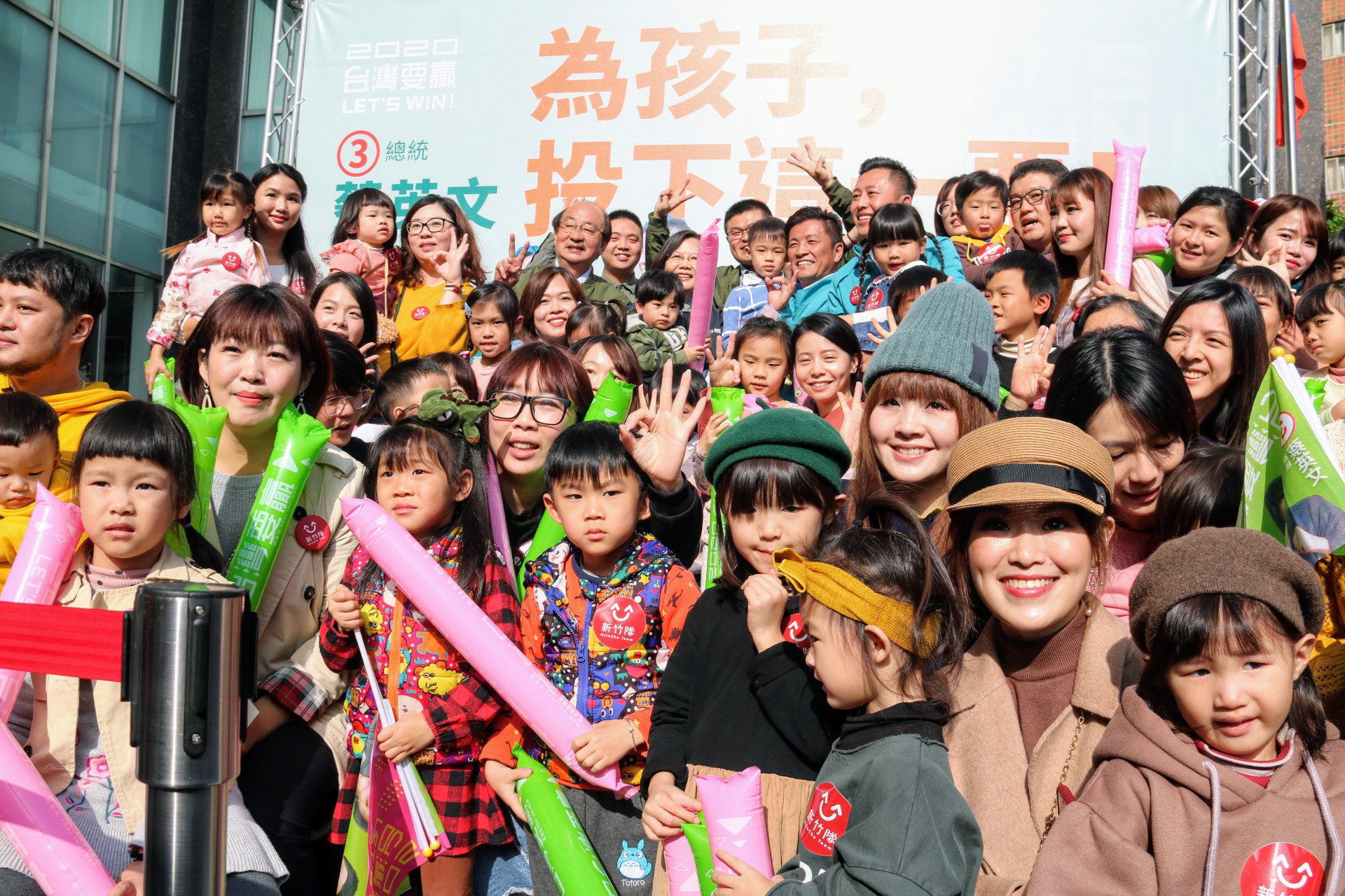 蔡英文總統9日上午到新竹市掃街，許多年輕父母帶著孩子力挺。(歐陽夢萍 攝)