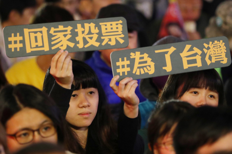 2020大選結果即將揭曉，總統候選人各陣營在選前猛力催票，希望提升投票率。學者分析指出，在年輕族群、深藍選票帶動下，本屆大選投票率可能會高過上屆，其中20歲到39歲青年族群的投票率更是動見觀瞻。(圖／中央社)