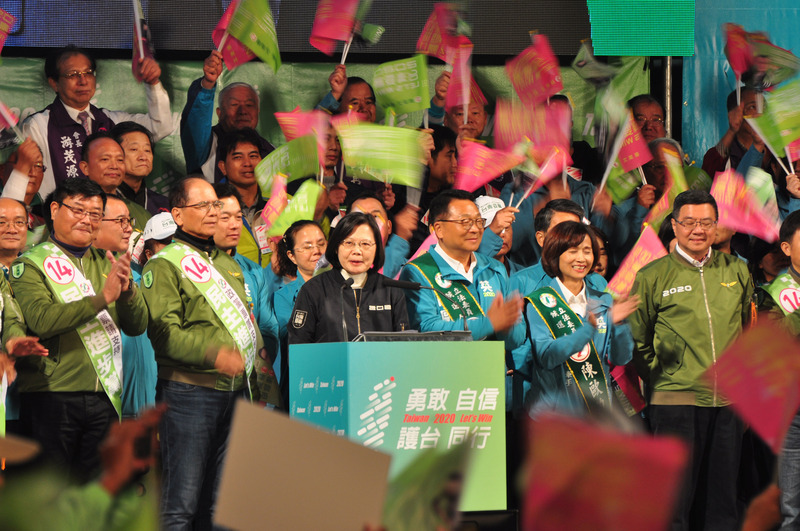 2020大選倒數，蔡英文總統(前左3)在宜蘭造勢晚會中呼籲支持者不要低估對手、不要仇視對方。(圖：中央社)