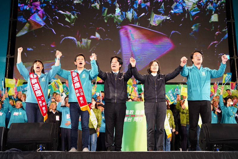 2020選戰倒數關鍵時刻，民進黨基隆市立委候選人蔡適應（前左2）9日晚間舉辦大型造勢晚會，黨籍總統候選人蔡英文（前右2）、副總統候選人賴清德（前中）、基隆市長林右昌（前右）與蔡適應的妻子蔡喬婷（前左）攜手催票。(圖:中央社)