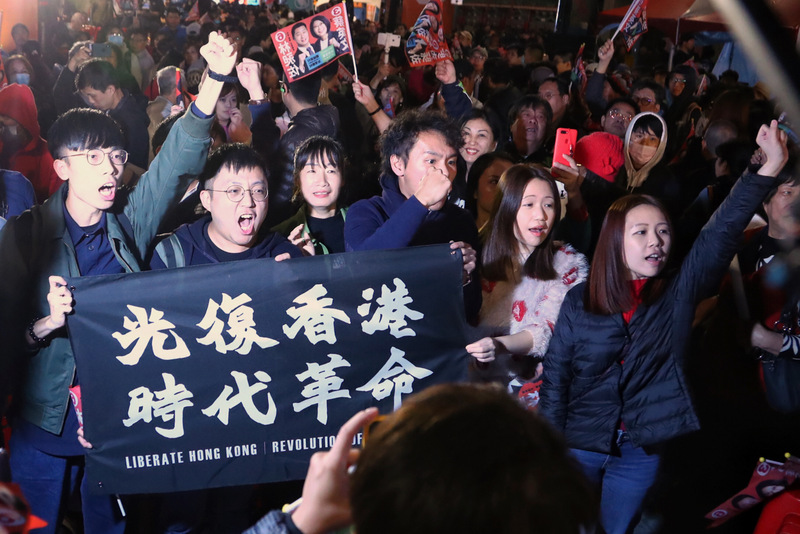 外媒認為，香港與資訊戰以及引發的亡國感，是促使2020大選海外僑民回台投票翻倍的重要原因。圖為港青赴台為台灣選民加油。圖:中央社