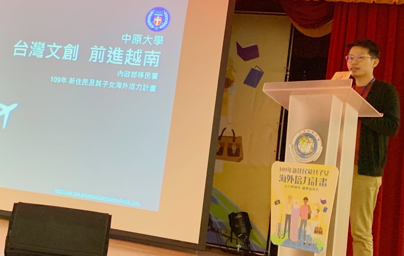 設計師阮皇龍目前就讀中原大學，媽媽是越南人。(移民署提供)