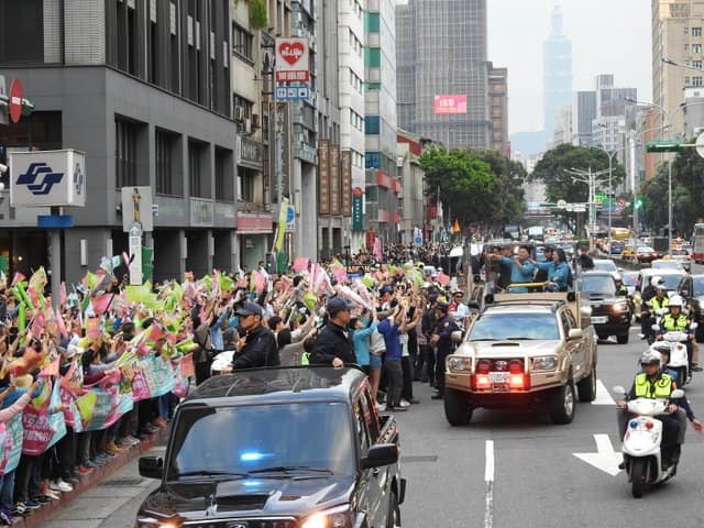 蔡英文總統選前「勇敢自信、護台同行」大車掃街頭人氣爆棚，勝選後，外媒多認為，中國想要得民心便須先釋善意（劉玉秋攝）