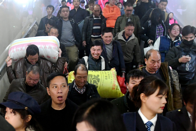中國春運啟動，估計期間全國旅客發送量將達30億人次。美國醫學專家說，春運將增加武漢肺炎病毒在人群中的傳播。圖為旅客在福州火車站下車出站。（資料照片/中新社提供）　(圖：中央社)