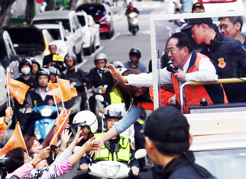 親民黨總統候選人宋楚瑜（前右2）上午在立委李鴻鈞陪同下，前往新北市淡水區的竿蓁市民活動中心投票。圖為10日宋楚瑜掃街情況。(中央社)