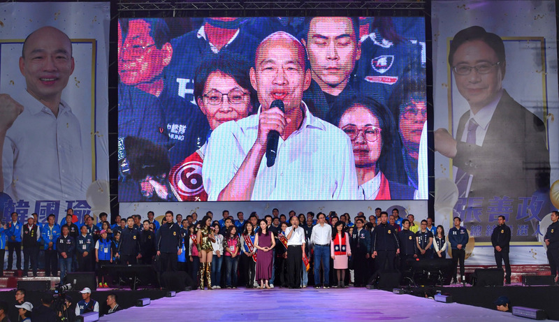 國民黨10日選前之夜在高雄夢時代旁廣場舉辦大型造勢晚會，總統候選人韓國瑜晚間與妻子李佳芬等人一同現身，回應選民熱情，也替活動掀起高潮。