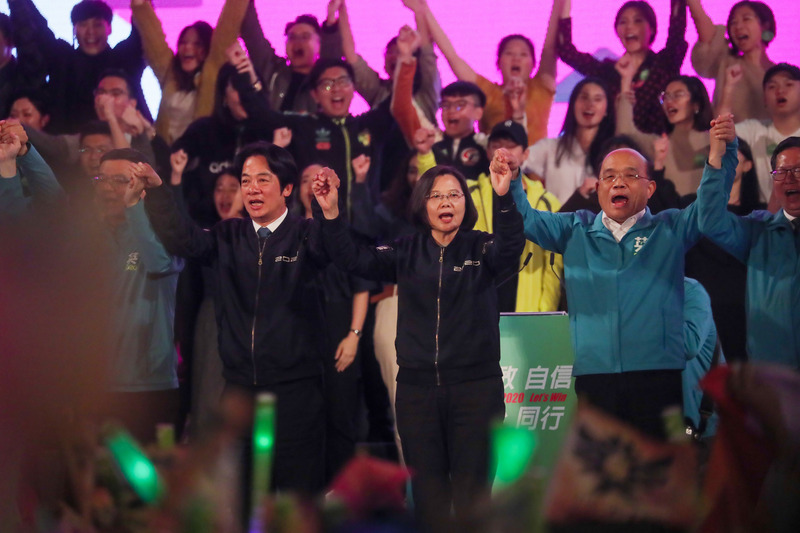 高碩泰受新聞週刊專訪 盼美派閣員參加總統就職。圖為民進黨10日選前之夜在台北凱道舉辦造勢晚會，總統蔡英文（前右3）、黨副總統候選人賴清德（前右4）攜手催票，蔡總統表示，自己被稱為台灣隊長，如今隊長要指派任務，請大家11日一定要去投票。