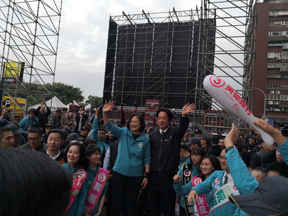 蔡英文總統「勇敢自信、護台同行」大車掃今天(10日)回防雙北，下午並與民進黨副總統候選人賴清德在台北市合體，台北街頭人氣爆棚（劉玉秋攝）