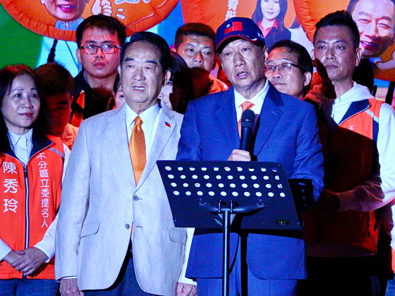 親民黨總統候選人宋楚瑜(左)10日舉辦選前之夜，鴻海創辦人郭台銘(右)到場支持 (央廣記者王照坤 攝)