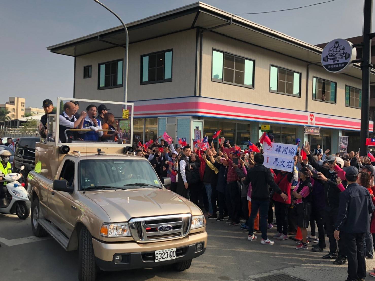 選前最後一天，韓國瑜10日下午特地到南投車隊掃街，展現對中部的重視。(韓辦提供)