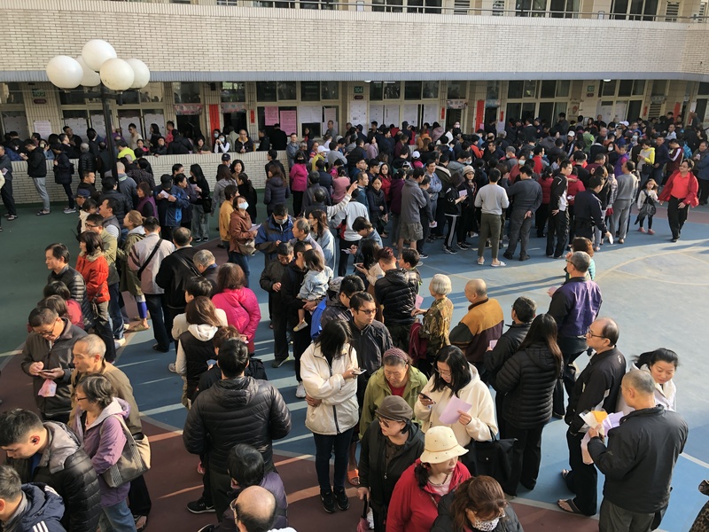 第15任總統副總統及第10屆立法委員選舉11日舉行，新北市板橋區一處投票所上午8時已擠滿大批民眾，排隊等待投票。