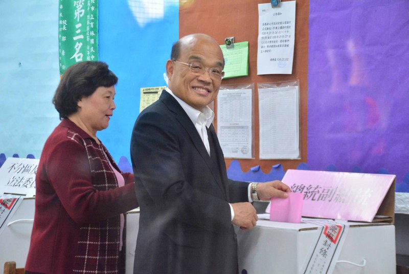 第15任總統副總統及第10屆立法委員選舉11日舉行，行政院長蘇貞昌（右）11日上午與妻子詹秀齡（左）一起到新北市樹林區育林國中投票；對於投票秩序與速度良好，蘇貞昌表示欣慰。