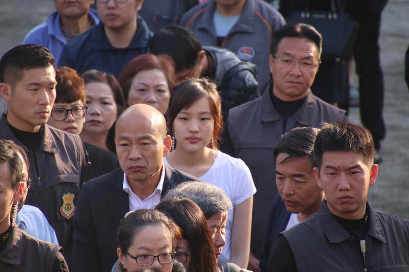 第15任總統副總統及第10屆立法委員選舉11日舉行，國民黨總統候選人韓國瑜（前）跟女兒韓冰（後），一早就前往高雄市林園區的普願寺投票所，在隊伍中等待領票。