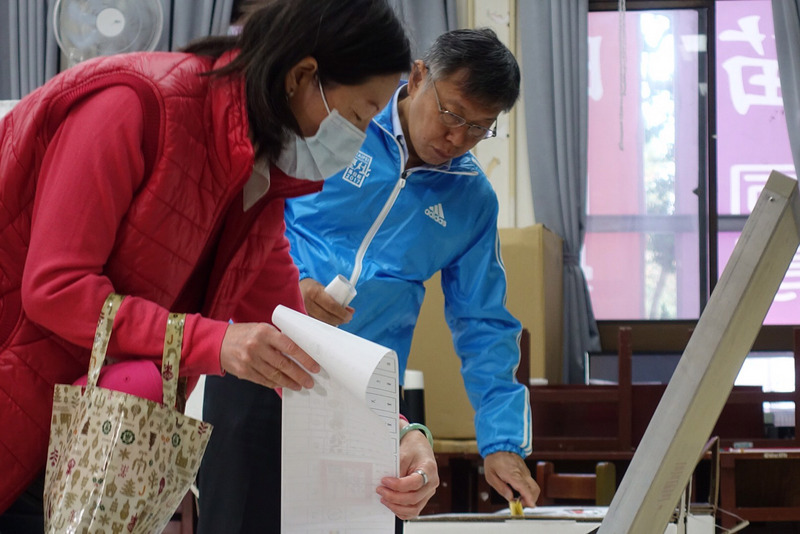 第15任總統副總統及第10屆立法委員選舉11日舉行，台北市長柯文哲（藍衣者）11日上午前往投票所投票。