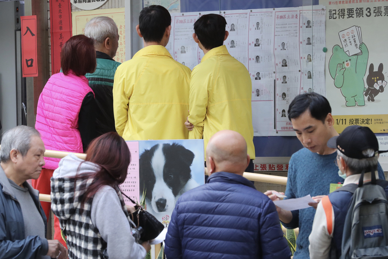 學者吳介民投書紐約時報指出，北京想盡辦法影響台灣政局，但台灣人民不會讓北京得逞，11日投票的總統大選是場關於台灣認同的代理權之爭(proxy contest)。圖為11日一早民眾等待投票情況。(中央社)