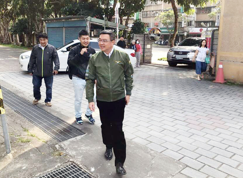 民進黨主席卓榮泰（前）上午10時抵達內湖三民國中投票所，不少支持者上前寒暄、加油打氣，也有熱情的支持者排隊與卓榮泰合照。