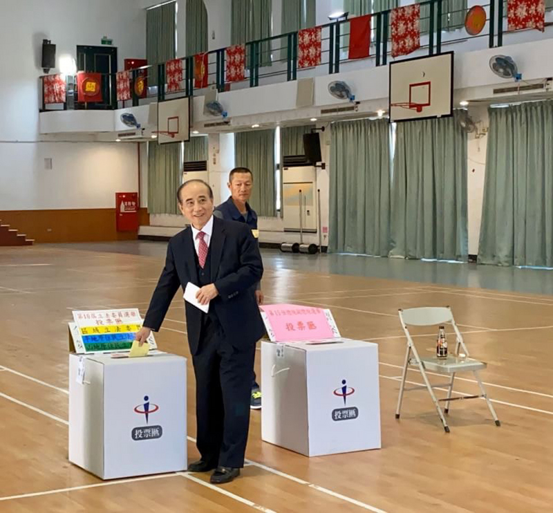 第15任總統副總統及第10屆立法委員選舉11日舉行，前立法院長王金平（左）前往高雄市路竹區一甲國中活動中心投票。（王金平辦公室提供）