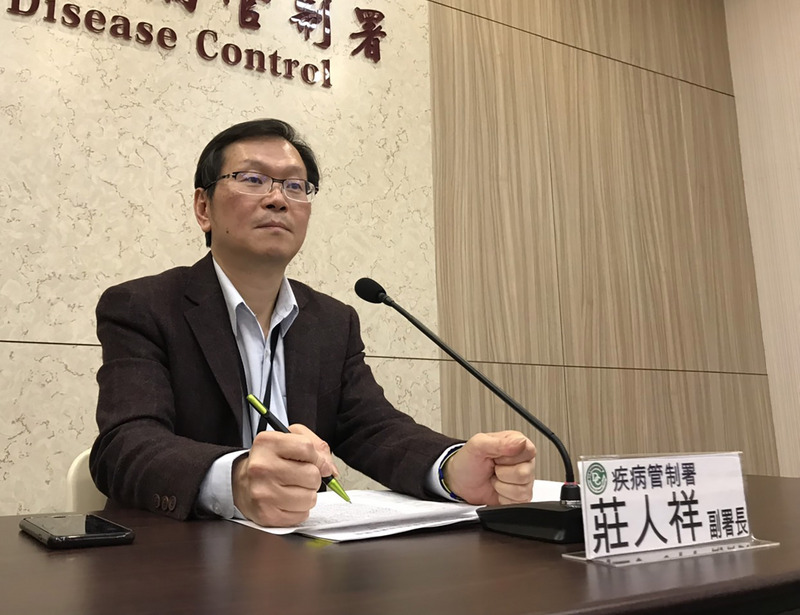 衛生福利部疾病管制署副署長莊人祥11日下午召開記者會說明中國武漢肺炎疫情進度，會中說明，經比對發現和蝙蝠冠狀病毒相似度達87%，源自蝙蝠可能性高，未來將以此建立病毒核酸快速檢測方法。(圖：中央社)